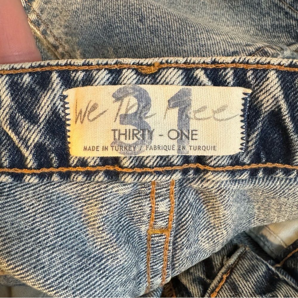 We The Free Distressed High Rise Straight Leg Jeans. Size 31 - Picture 7 of 13